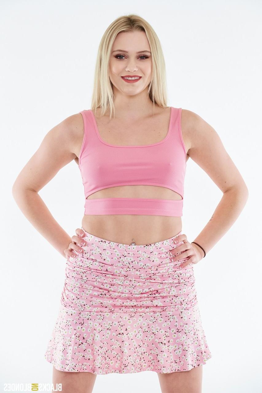 15P La jeune blonde Chloe Rose s'engage dans des relations sexuelles avec une grosse bite noire.