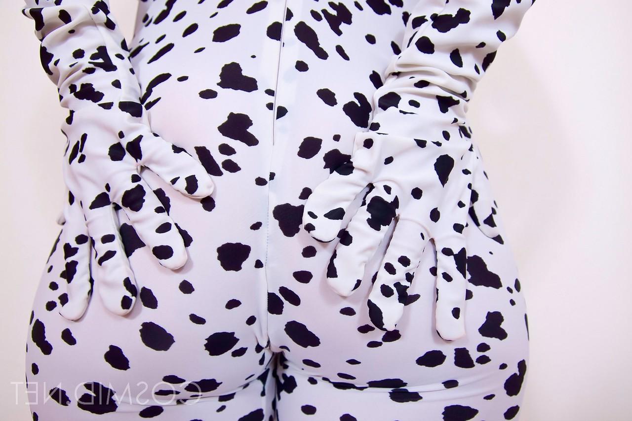 16P La rubia amateur Nikol se quita la ropa de spandex de pies a cabeza antes de chupar la polla