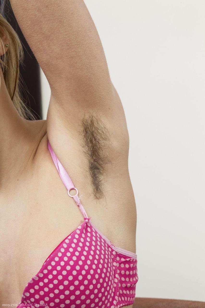 19P Die attraktive blonde Teenagerin Alisia zeigt ihre tollen Titten und ihre haarige Vagina
