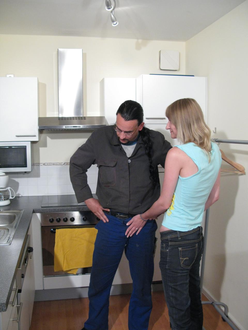 16P Homem de cabelos compridos fode mulher casada na cozinha enquanto ninguém está em casa