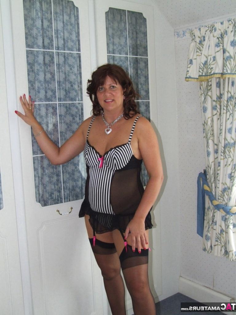 20P Die reife Hausfrau Sandy zieht ihr sexy Höschen zur Seite, um ihre geile feuchte Muschi zu reiben