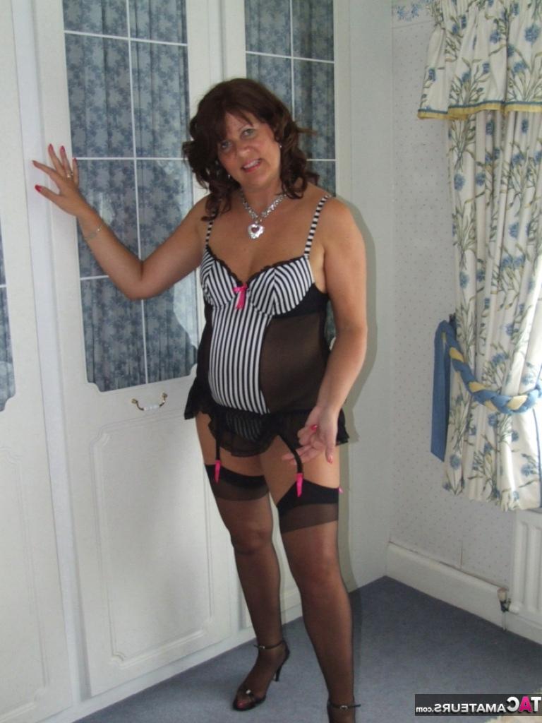 20P Die reife Hausfrau Sandy zieht ihr sexy Höschen zur Seite, um ihre geile feuchte Muschi zu reiben