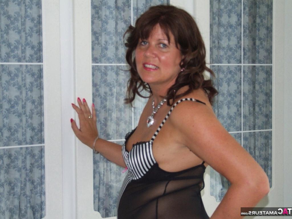 20P Die reife Hausfrau Sandy zieht ihr sexy Höschen zur Seite, um ihre geile feuchte Muschi zu reiben