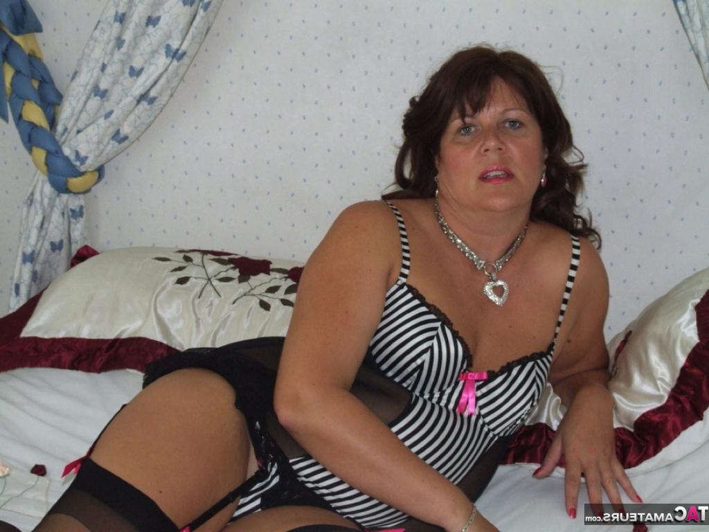 20P Die reife Hausfrau Sandy zieht ihr sexy Höschen zur Seite, um ihre geile feuchte Muschi zu reiben