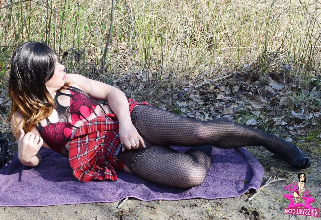 16P Die leidenschaftliche asiatische Sissy Krissy masturbiert draußen in ihrem versauten Outfit und ihren High Heels