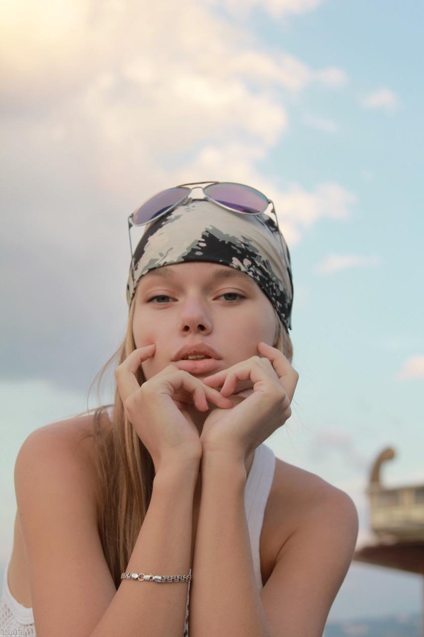 20P La jolie jeune blonde Milena D vous taquine avec son gros butin et ses trous poilus.