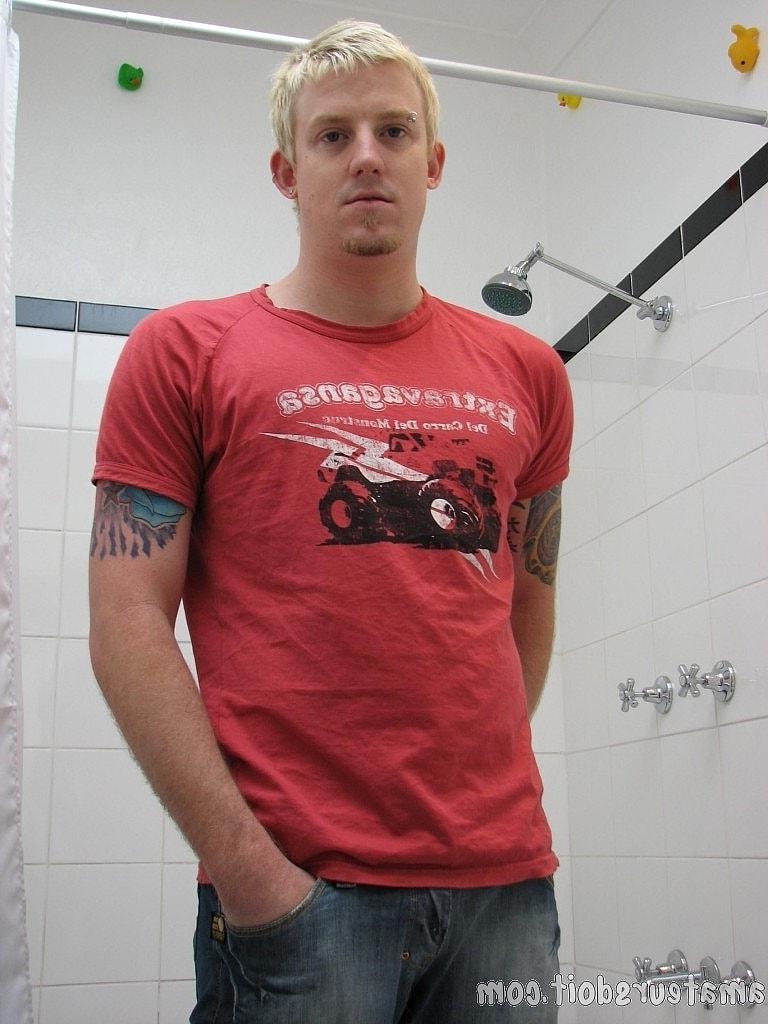20P O amador gay Lachlan Tatts lava seu grande pau e se masturba até o orgasmo