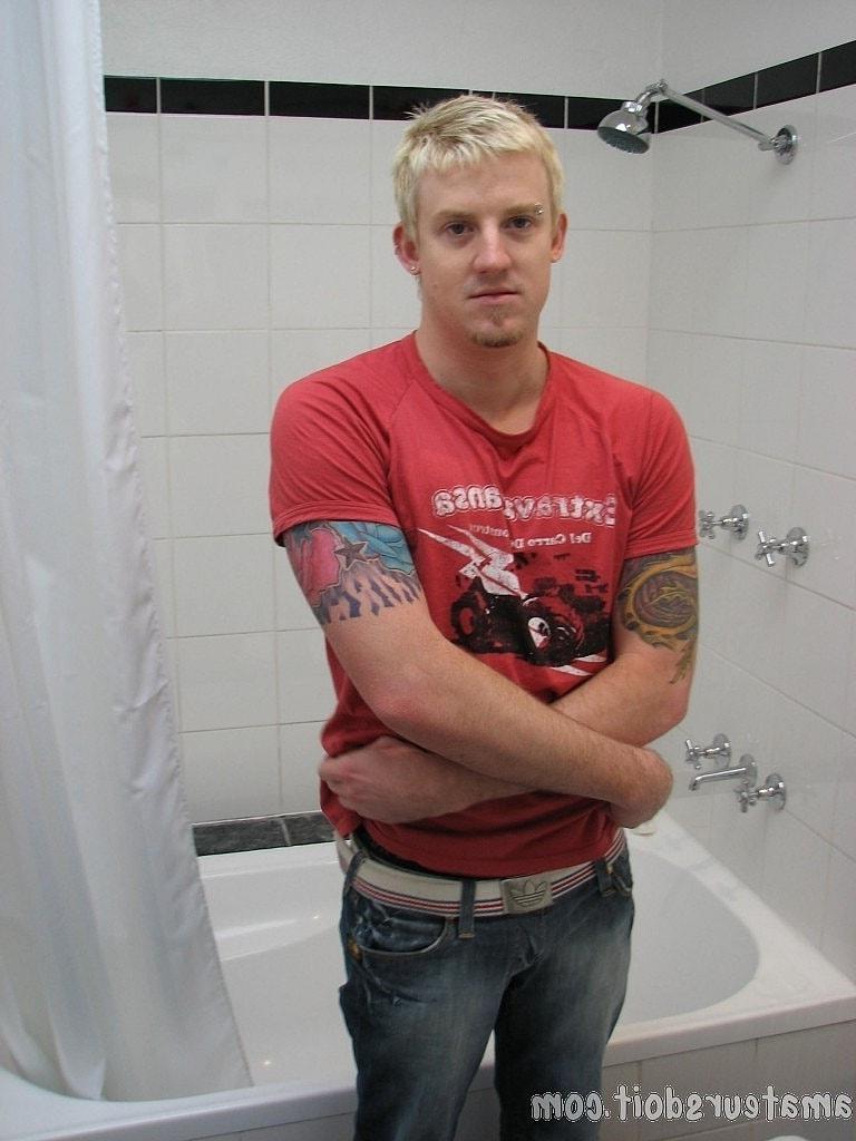 20P O amador gay Lachlan Tatts lava seu grande pau e se masturba até o orgasmo