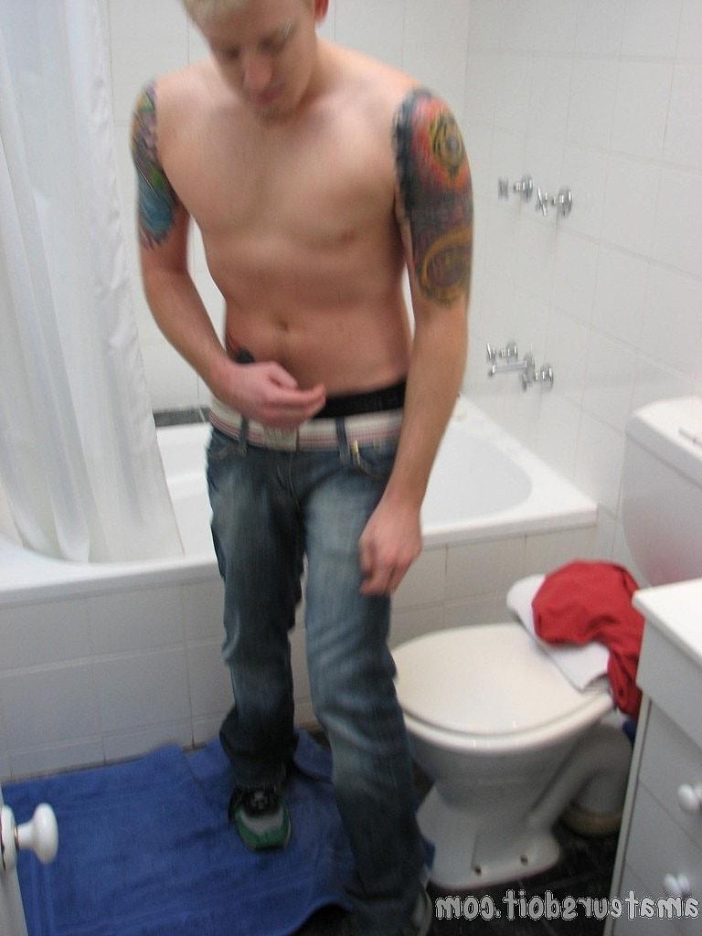 20P O amador gay Lachlan Tatts lava seu grande pau e se masturba até o orgasmo
