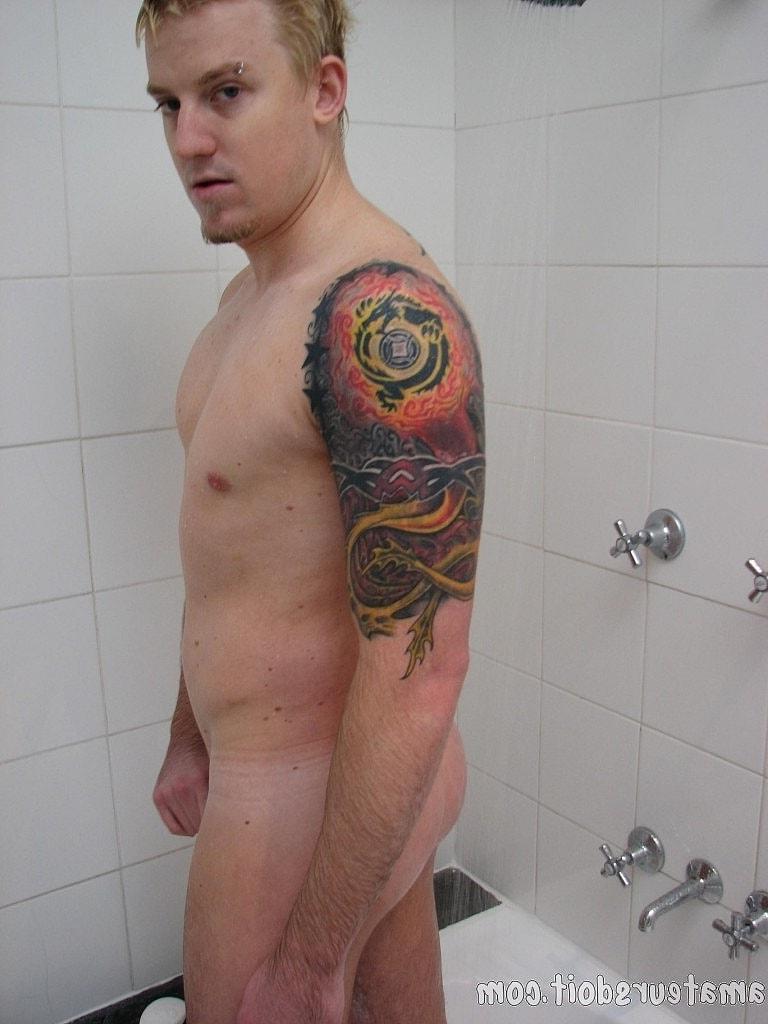 20P O amador gay Lachlan Tatts lava seu grande pau e se masturba até o orgasmo