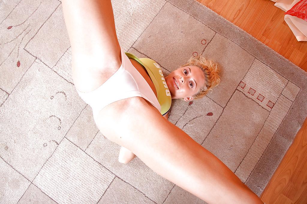 16P La jovencita flexible sharon se desnuda y se mete un juguete enorme en el chocho