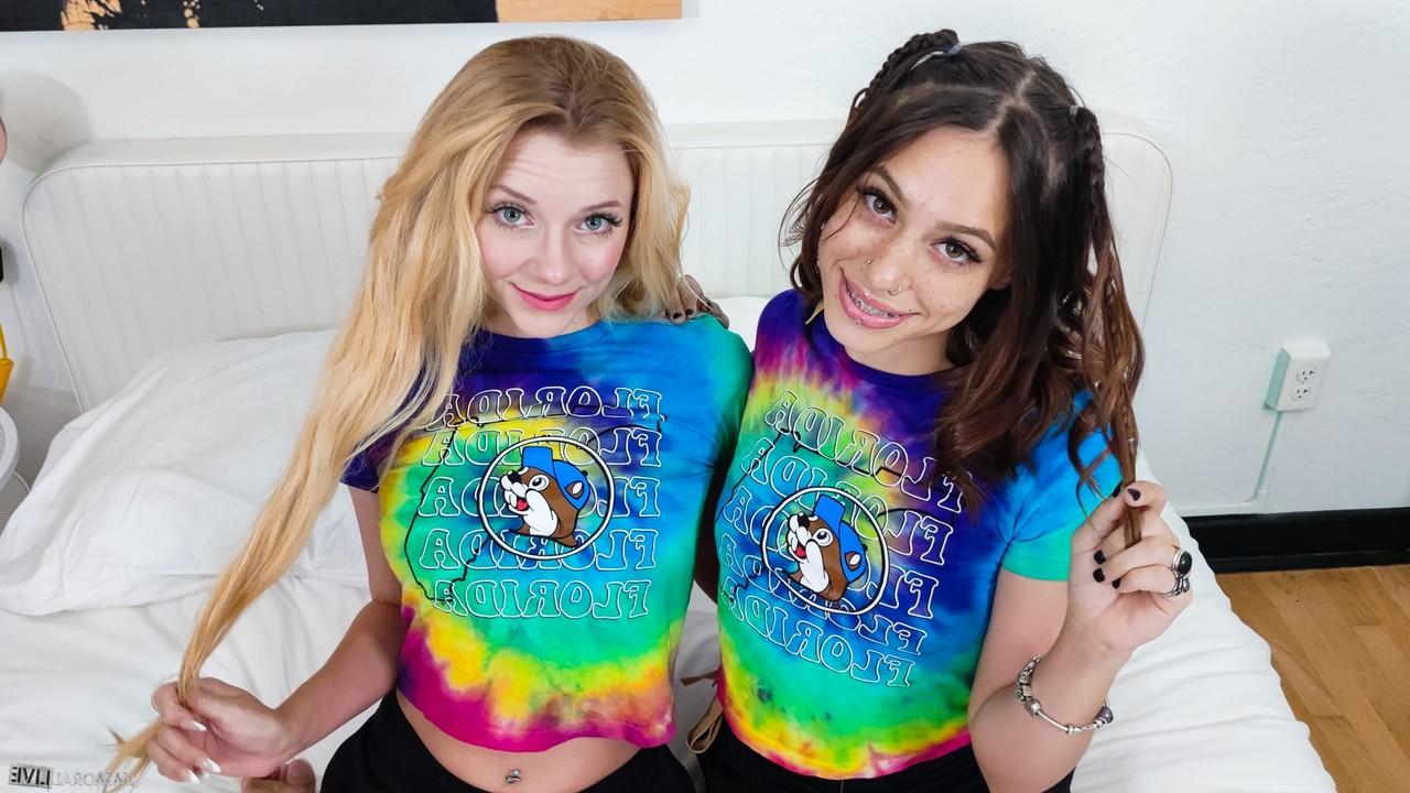 15P As lindas garotas Riley Star e Laya Rae ficam nuas em cima da cama