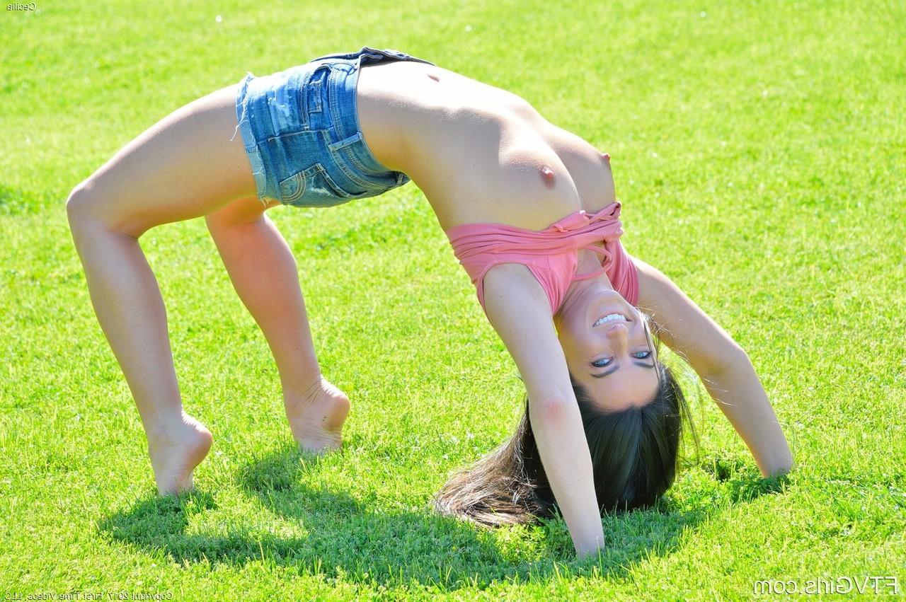16P Flexible babe Cecilia strips her jean shorts off and dildos her ass outdoors