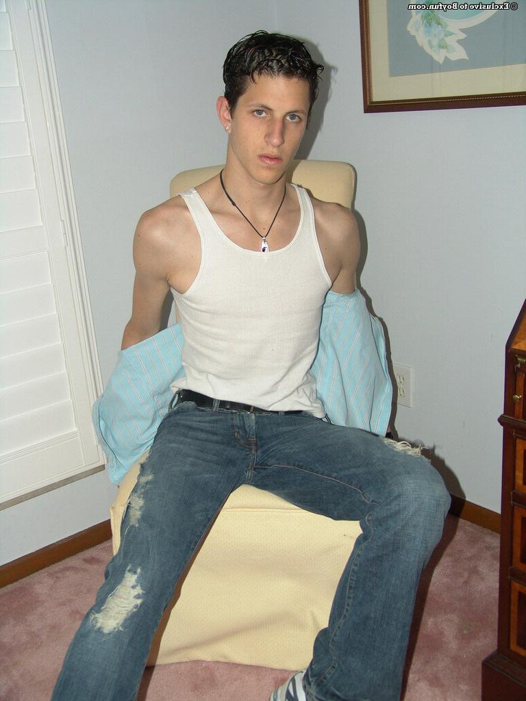 20P O gay magro e sexy Lukas tira a roupa lentamente e puxa seu pau grande