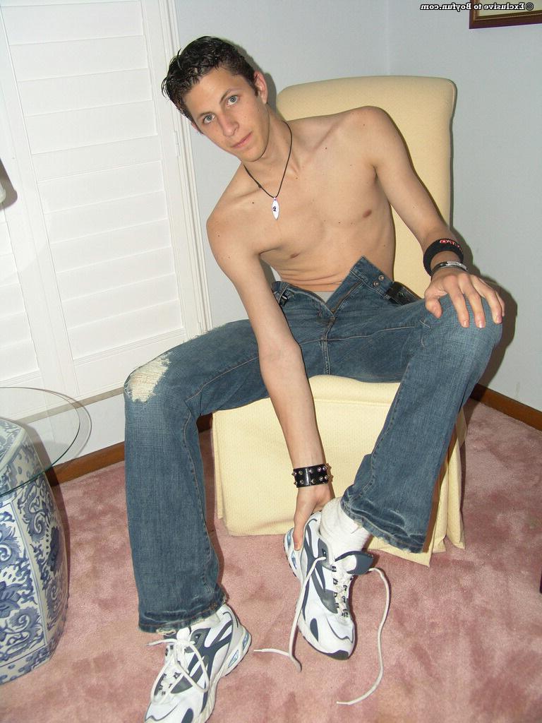 20P O gay magro e sexy Lukas tira a roupa lentamente e puxa seu pau grande