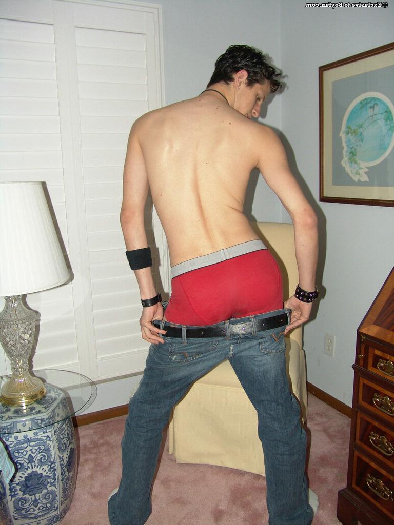 20P O gay magro e sexy Lukas tira a roupa lentamente e puxa seu pau grande