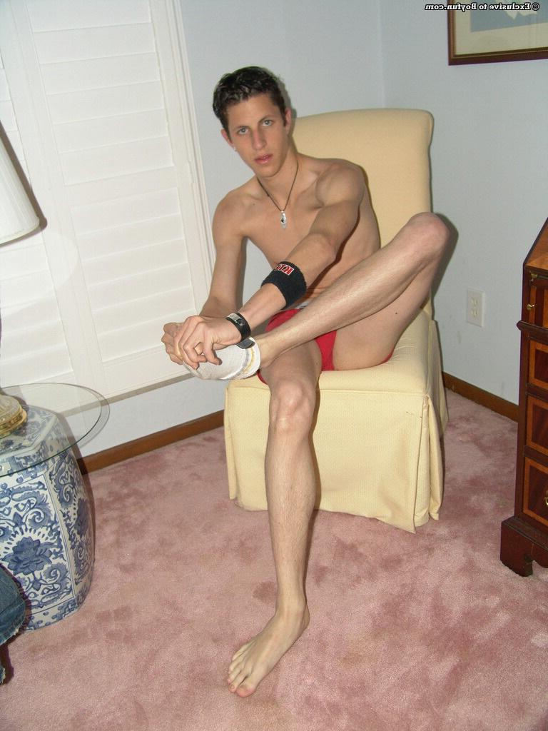 20P O gay magro e sexy Lukas tira a roupa lentamente e puxa seu pau grande