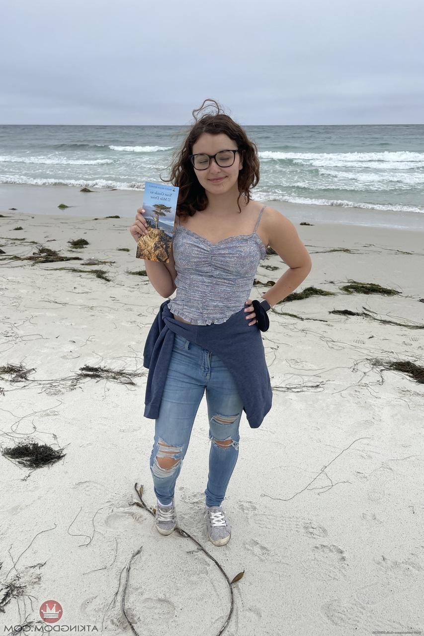 20P Leana Lovings, petite jeune amateur à lunettes, montre ses trous de près.