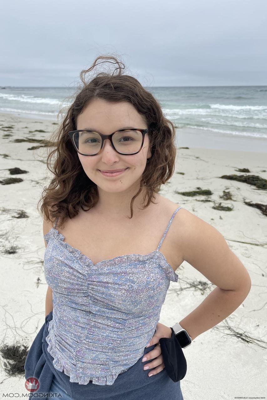 20P Leana Lovings, petite jeune amateur à lunettes, montre ses trous de près.