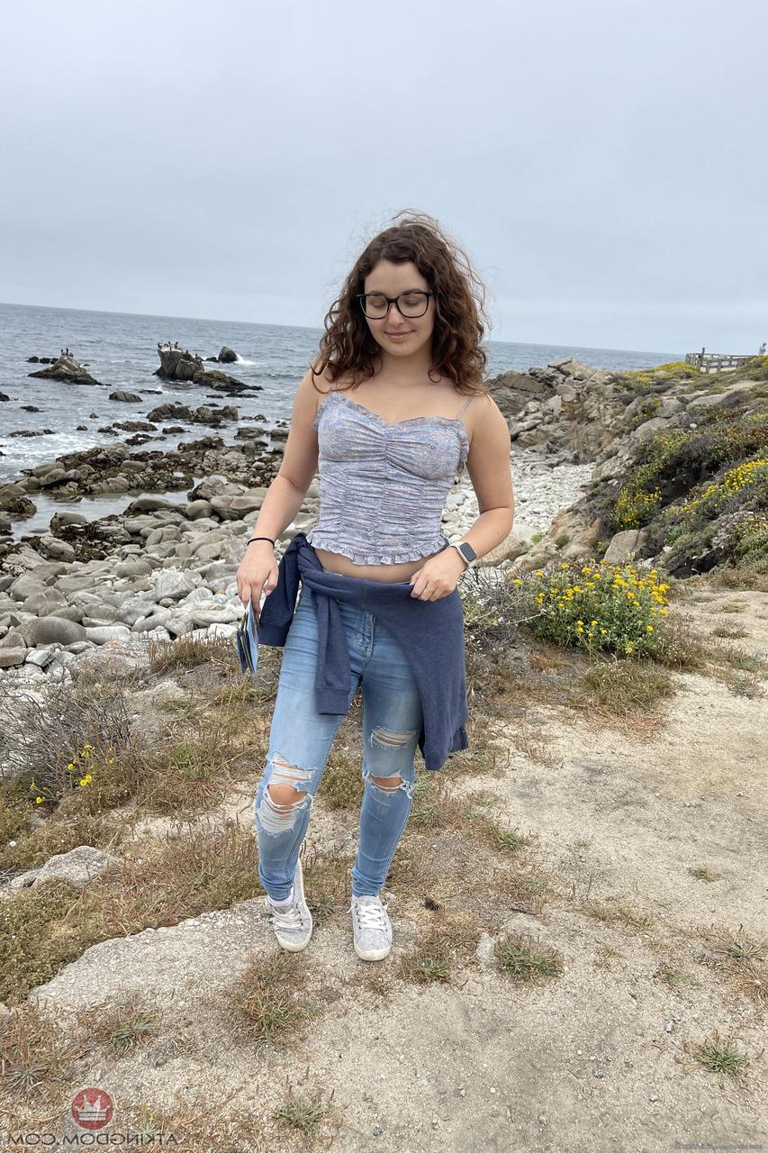20P Leana Lovings, petite jeune amateur à lunettes, montre ses trous de près.