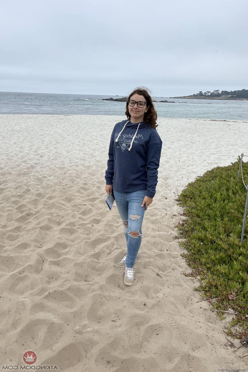 20P Leana Lovings, petite jeune amateur à lunettes, montre ses trous de près.