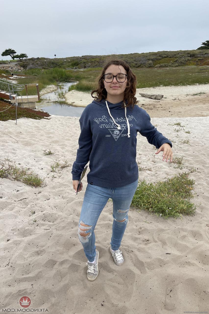 20P Leana Lovings, petite jeune amateur à lunettes, montre ses trous de près.