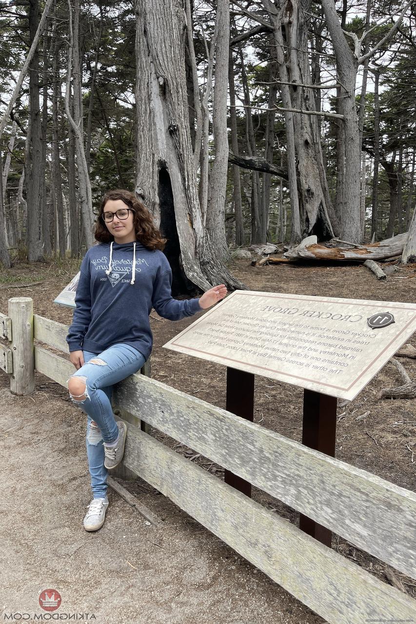 20P Leana Lovings, petite jeune amateur à lunettes, montre ses trous de près.