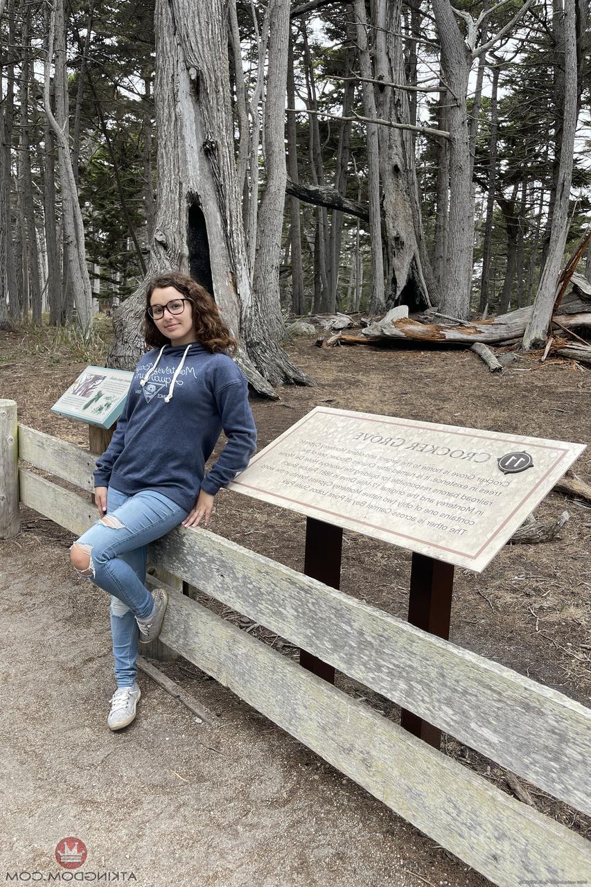 20P Leana Lovings, petite jeune amateur à lunettes, montre ses trous de près.