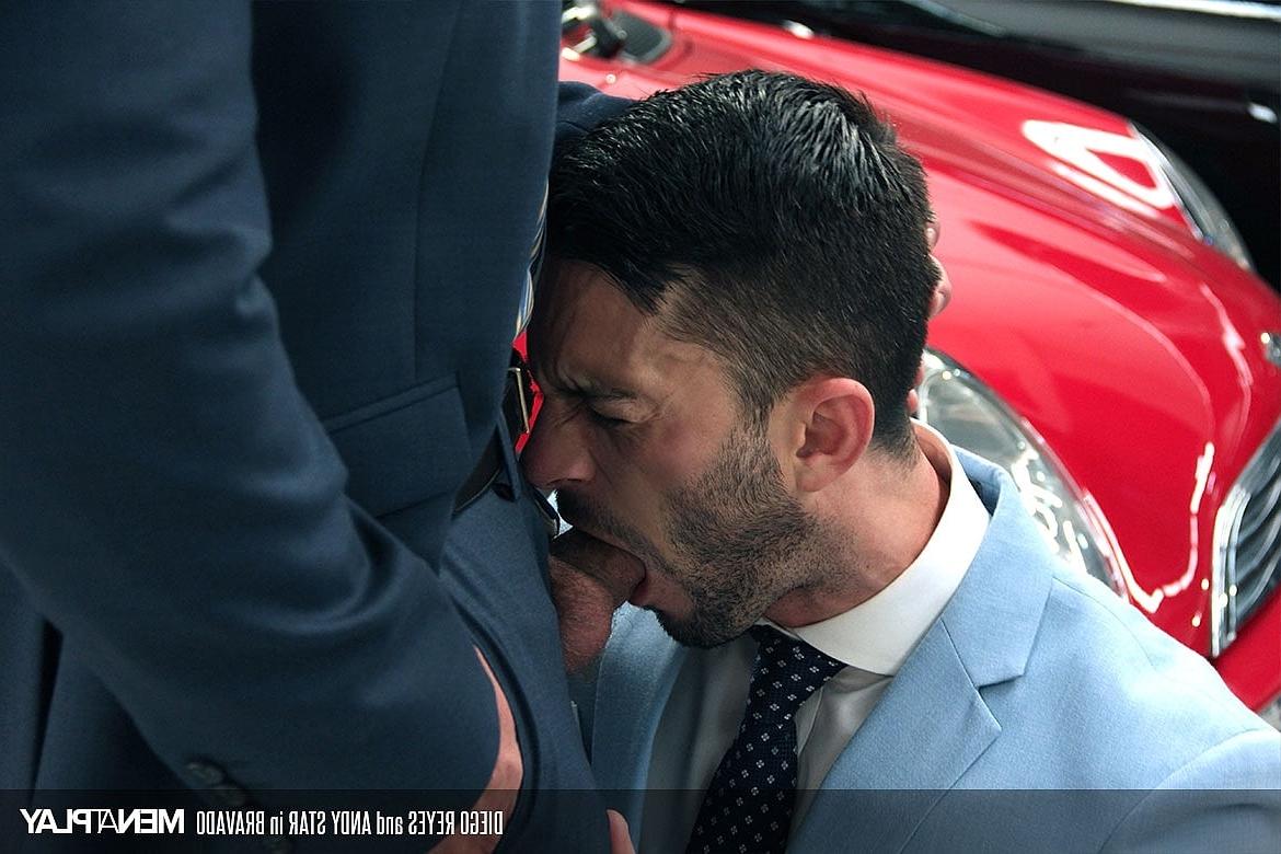 20P Die Autohändler Andy Star und Diego Reyes haben Hardcore-Sex im Laden