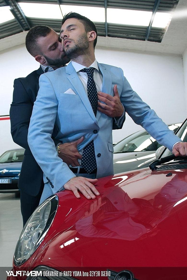 20P Die Autohändler Andy Star und Diego Reyes haben Hardcore-Sex im Laden