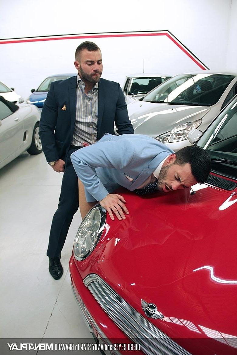 20P Die Autohändler Andy Star und Diego Reyes haben Hardcore-Sex im Laden