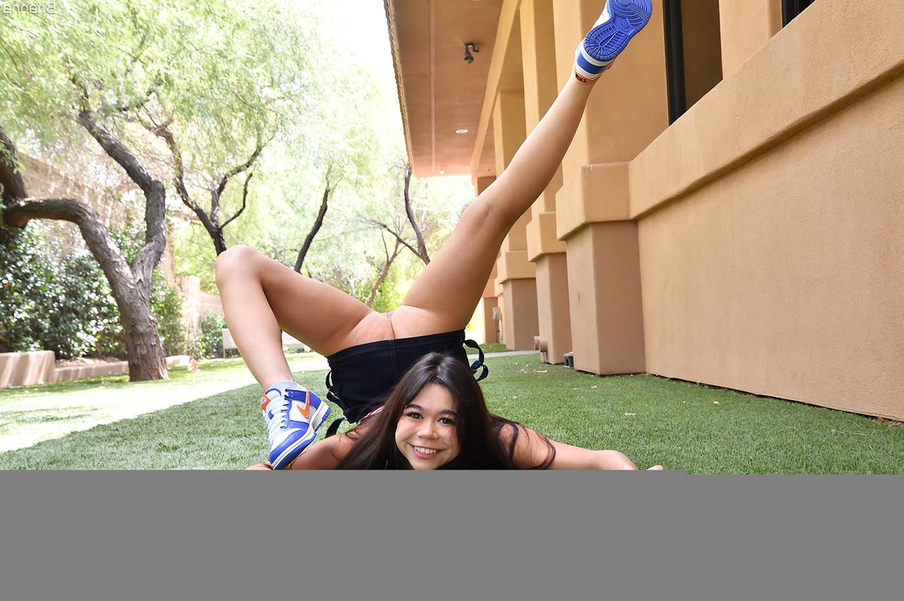 15P La joven morena flexible brianna muestra sus tetas y su chocho de manera creativa