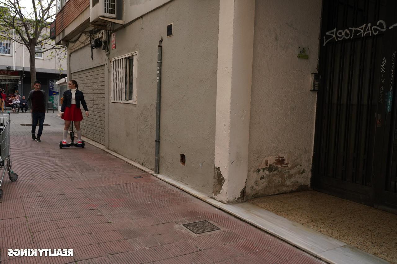 20P A adolescente espanhola curvilínea Pamela Sanchez transa com a amiga em público e em casa