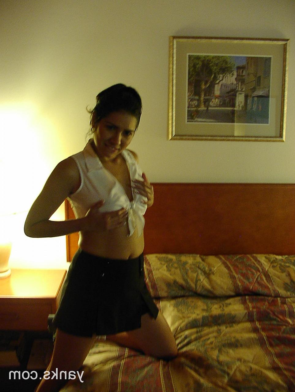 17P Amadora Latina universitária Isabella esfrega maricas molhadas em quarto de hotel