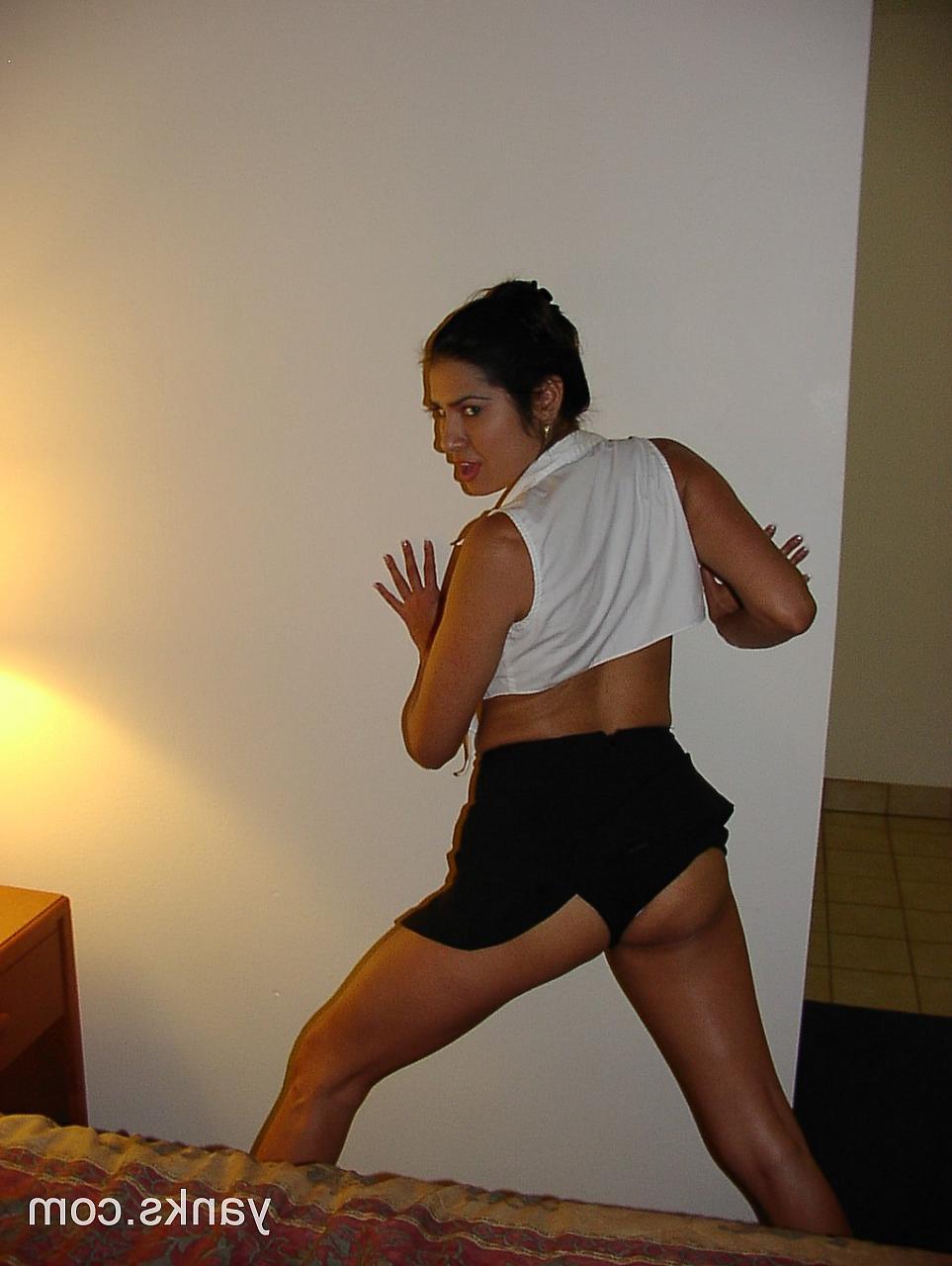 17P Amadora Latina universitária Isabella esfrega maricas molhadas em quarto de hotel