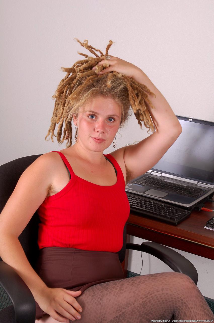 20P Adolescente amadora safada com dreads Sally expõe sua bunda grande e corpo peludo