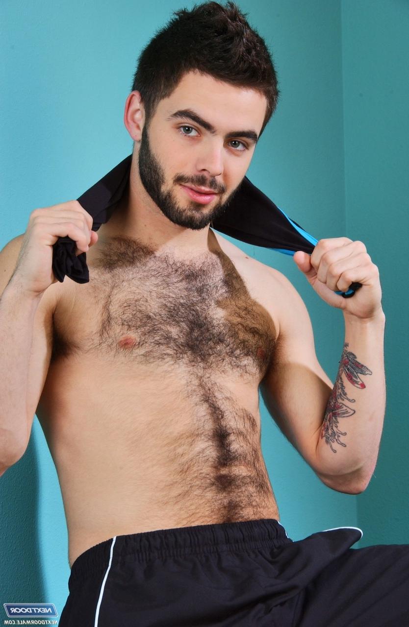 20P L'athlète gay poilu Josh Long se déshabille et se branle le pénis.