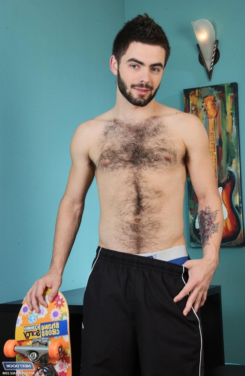 20P L'athlète gay poilu Josh Long se déshabille et se branle le pénis.
