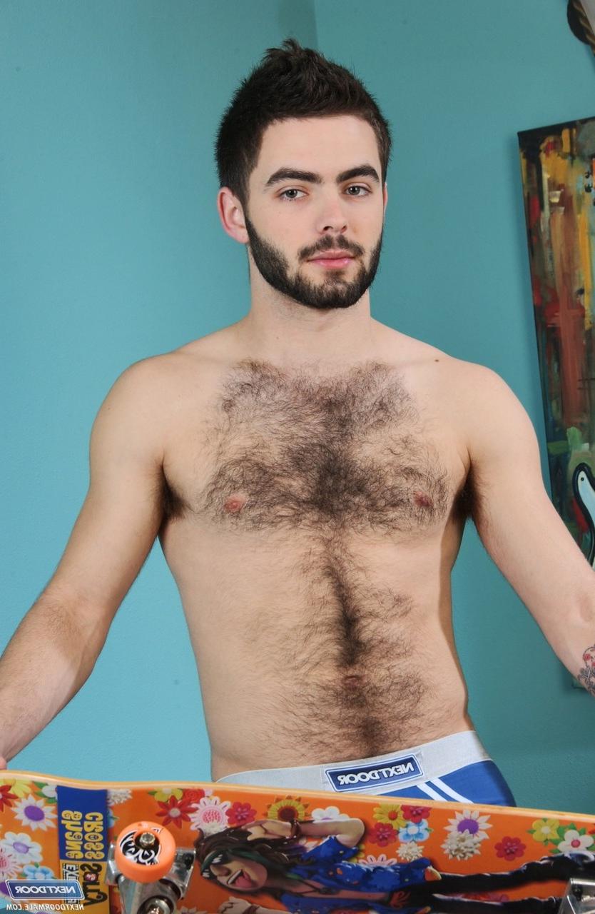 20P L'athlète gay poilu Josh Long se déshabille et se branle le pénis.