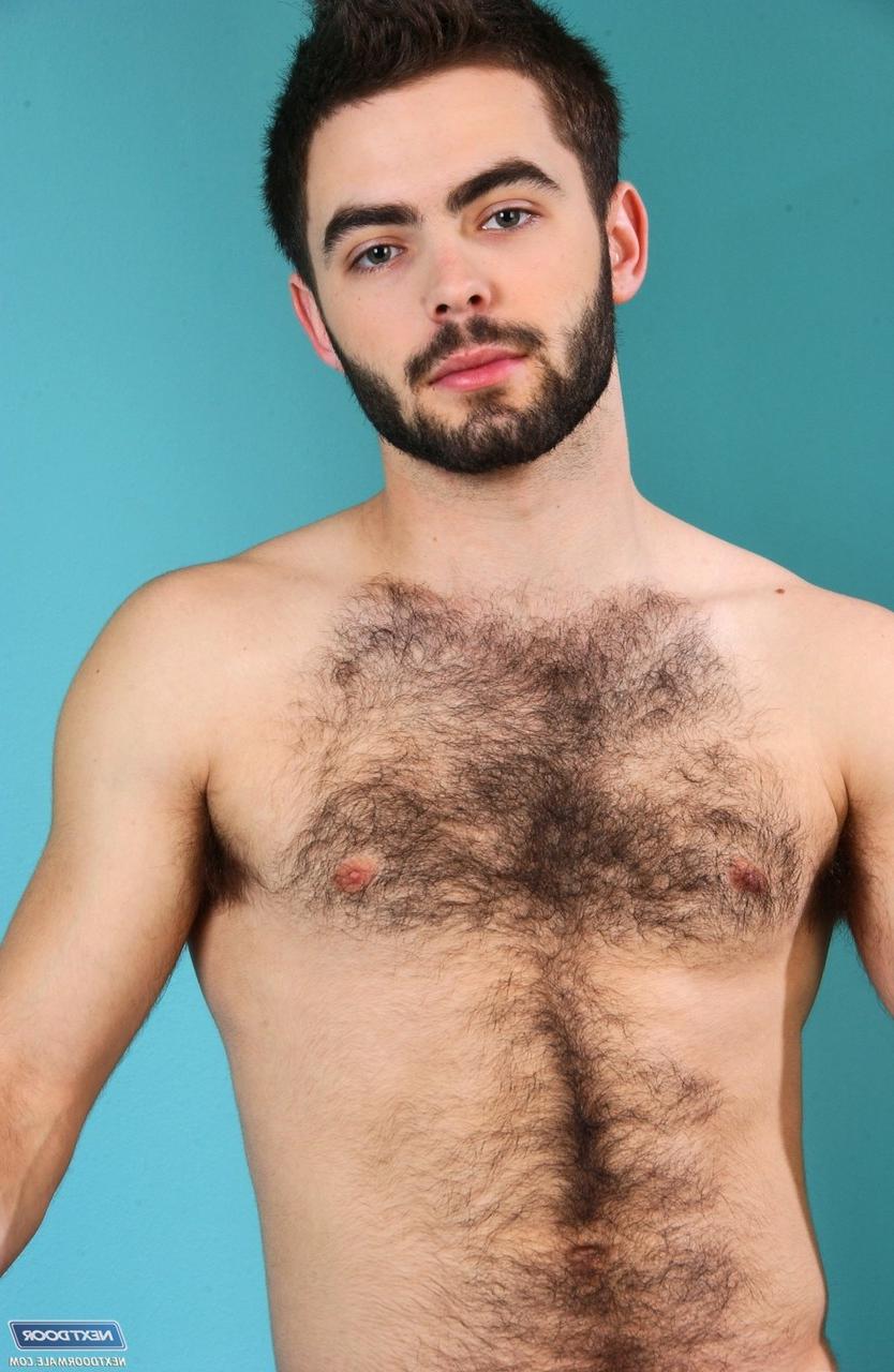 20P L'athlète gay poilu Josh Long se déshabille et se branle le pénis.