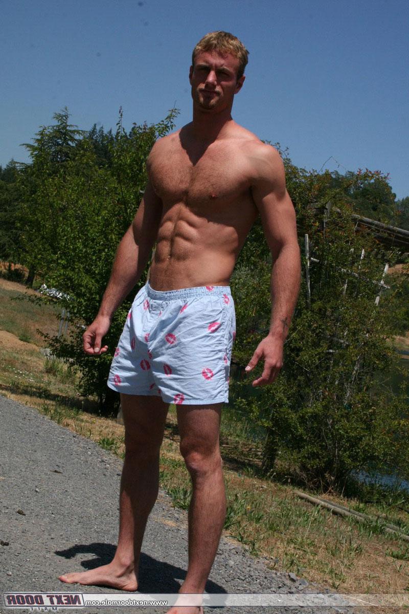 20P Der schwule Amateur Kyle zieht sein Hemd und seine Shorts aus, um seinen tollen Körper zu zeigen