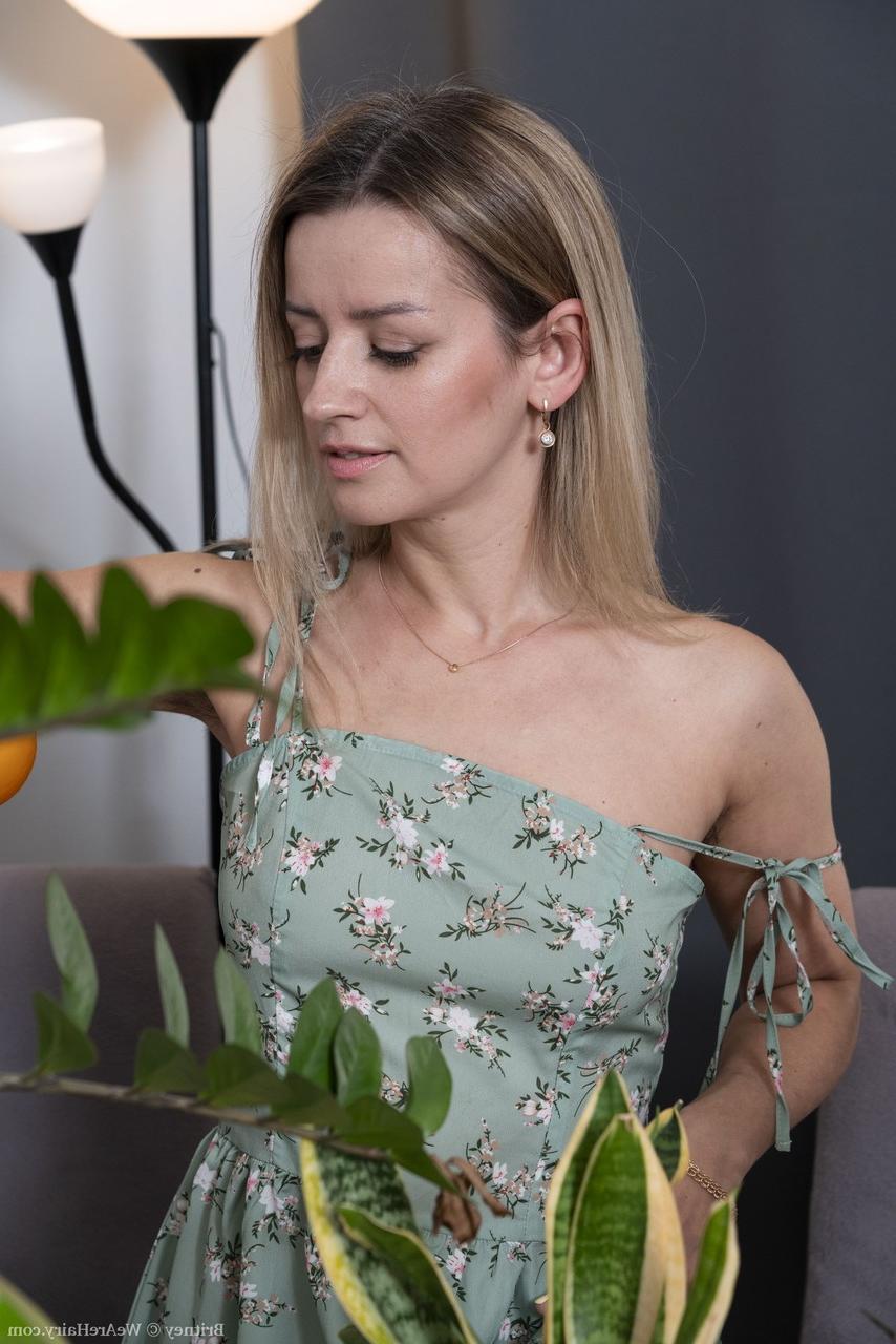 20P A linda garota amadora Britney fica nua e toca os longos cabelos de sua buceta