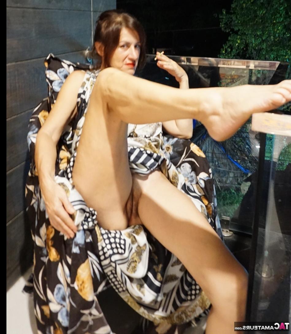 16P La brune mature Diana Ananta se frotte les pieds nus en fumant.
