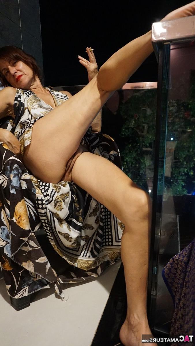 16P La brune mature Diana Ananta se frotte les pieds nus en fumant.