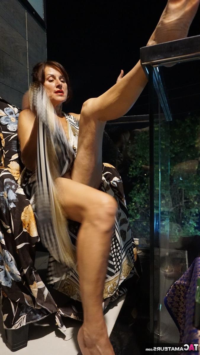 16P La brune mature Diana Ananta se frotte les pieds nus en fumant.