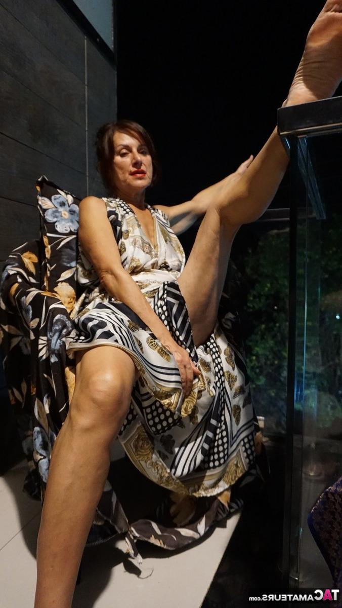 16P La brune mature Diana Ananta se frotte les pieds nus en fumant.