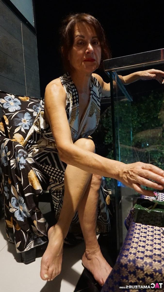 16P La brune mature Diana Ananta se frotte les pieds nus en fumant.