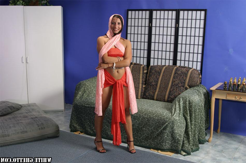 15P La belleza india Kerani muestra sus piernas desnudas durante una sesión en solitario sin desnudos
