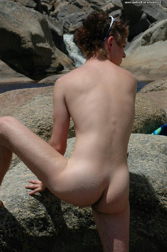 20P O garoto gay ruivo Brad tira a roupa e se masturba enquanto toma banho de sol em uma toalha