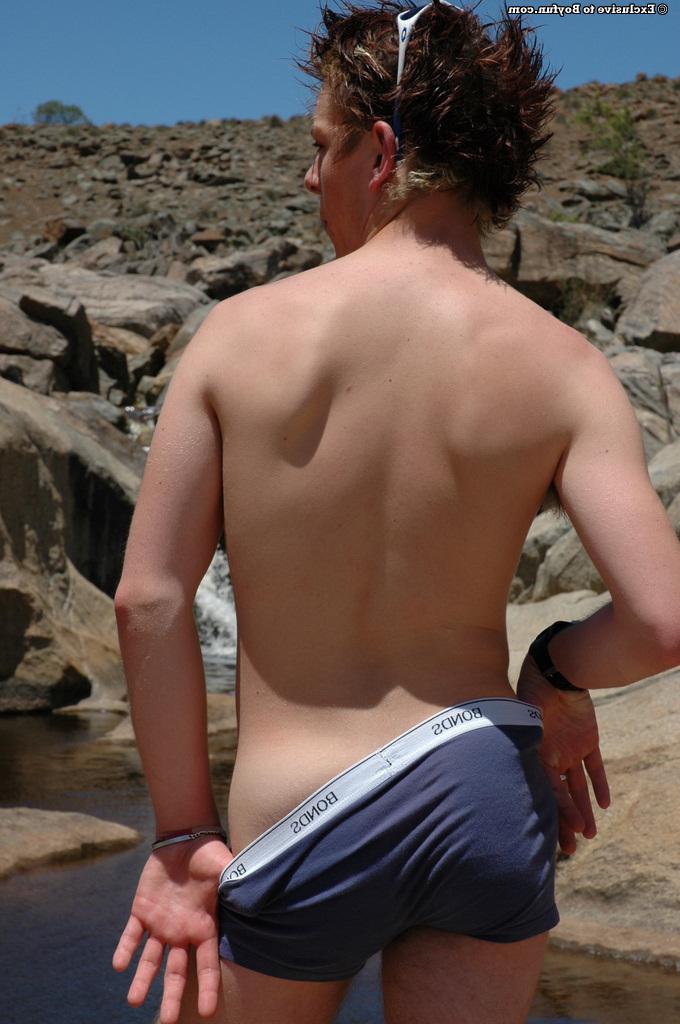 20P O garoto gay ruivo Brad tira a roupa e se masturba enquanto toma banho de sol em uma toalha